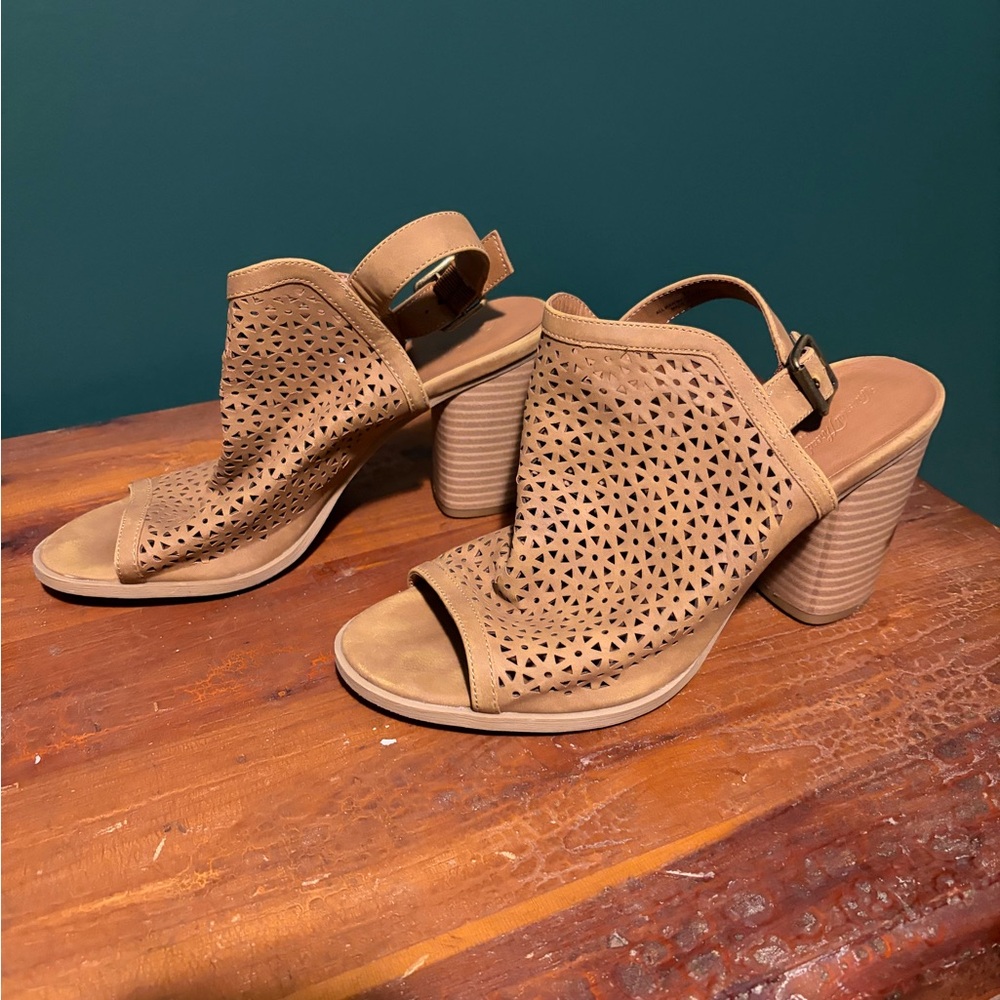 Universal Thread Tan Cutout Heels - Picture 2 of 3